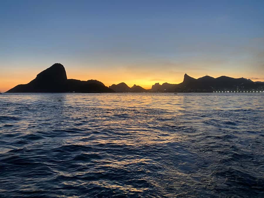 Rio de Janeiro: Sunset Sailboat Tour with Open Bar - Meeting in Urca and reaching the sailboat