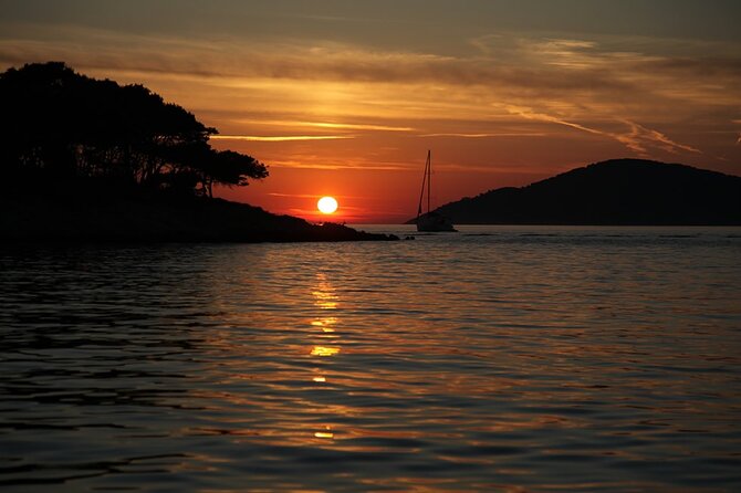 Sunset Sailing Tour on the Pakleni Islands - Snacks, white wine, and the small-boat atmosphere