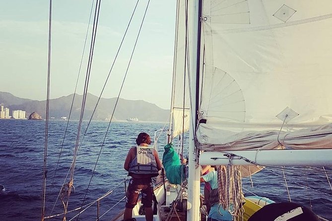 Tayrona Bay Sailboat trip - Crew service and communication on board