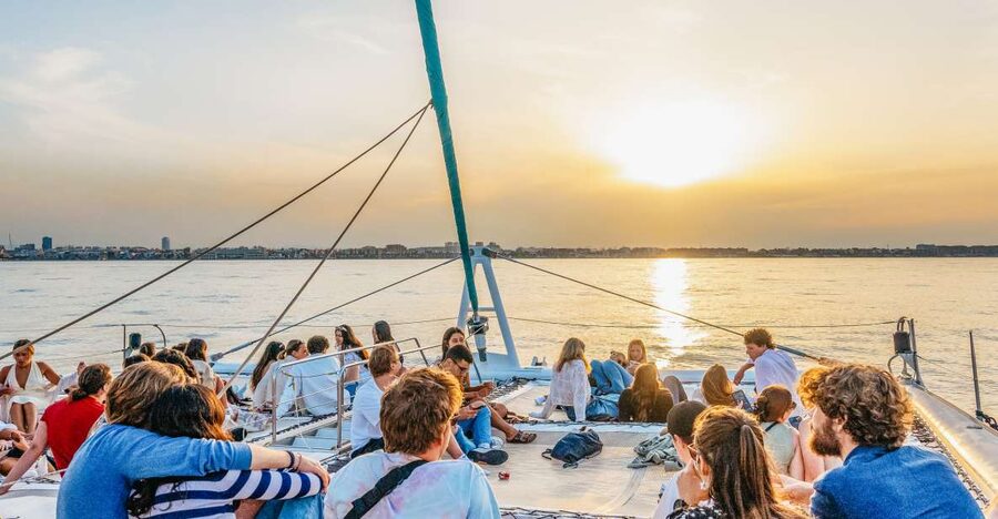 Valencia: Sailing Catamaran Cruise with Sunset Option and DJ - What the DJ option changes